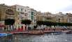 Wassertaxis in einer Bucht vor Valletta