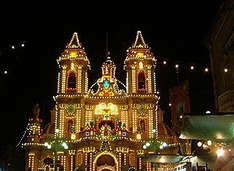 Die-Kirche-in-Zabbar-bei-einem-Fest-mit-Lichterketten-verziert