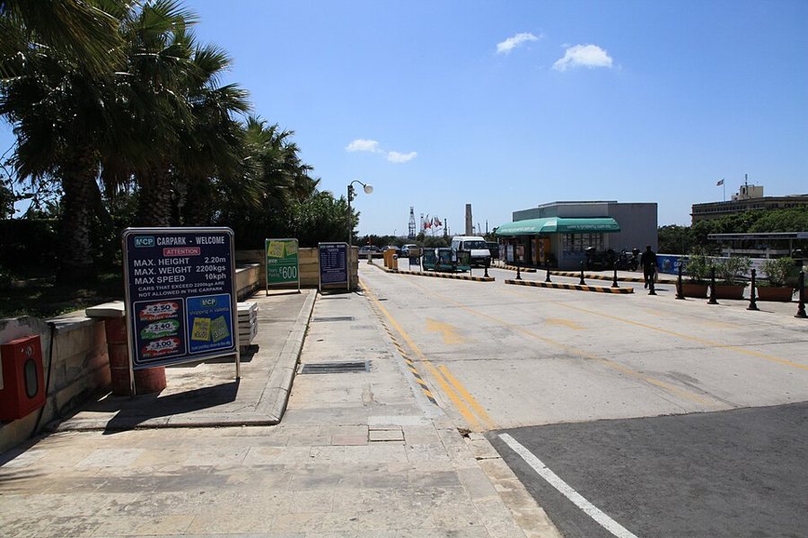 Einfahrt zum MCP-Parkplatz in Floriana auf Malta.