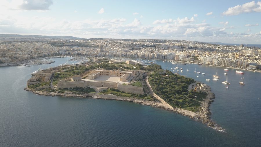 Luftaufnahme von Manoel Island im Hafen von Marsamxett bei Gżira auf Malta