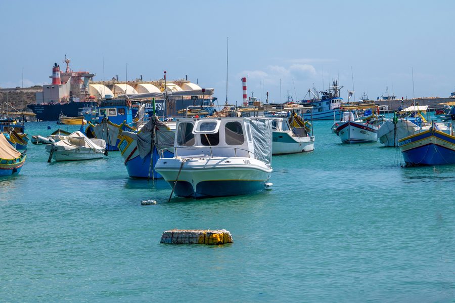 Hafen von Marsaxlokk mit traditionellen maltesischen Fischerbooten