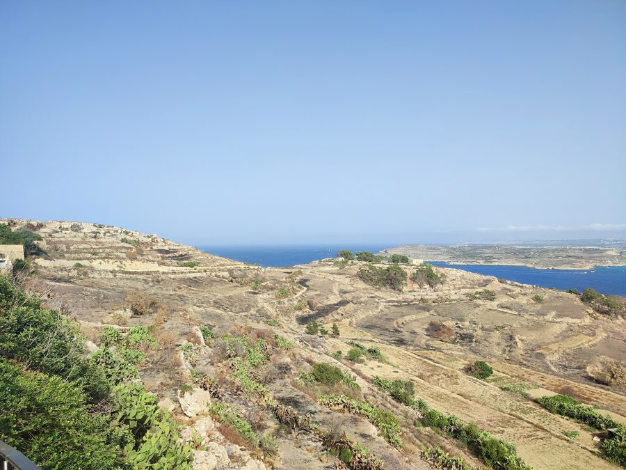 Ländliche Landschaft auf Gozo mit charakteristischem Inselrelief