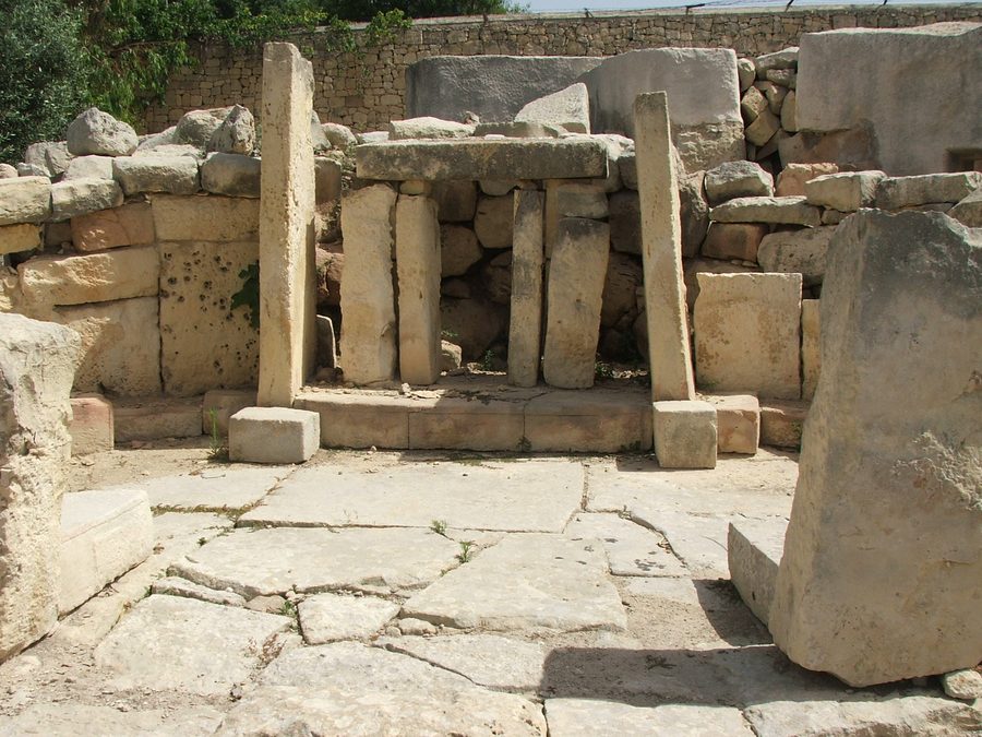 Steinerne Tierreliefs und Altäre im Ħal Tarxien Prehistoric Complex