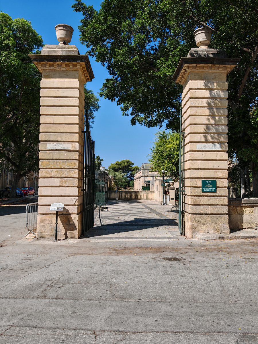 Historische Gartenanlage des Argotti Botanical Garden in Floriana mit maltesischer Steinarchitektur und Pflanzenbeeten