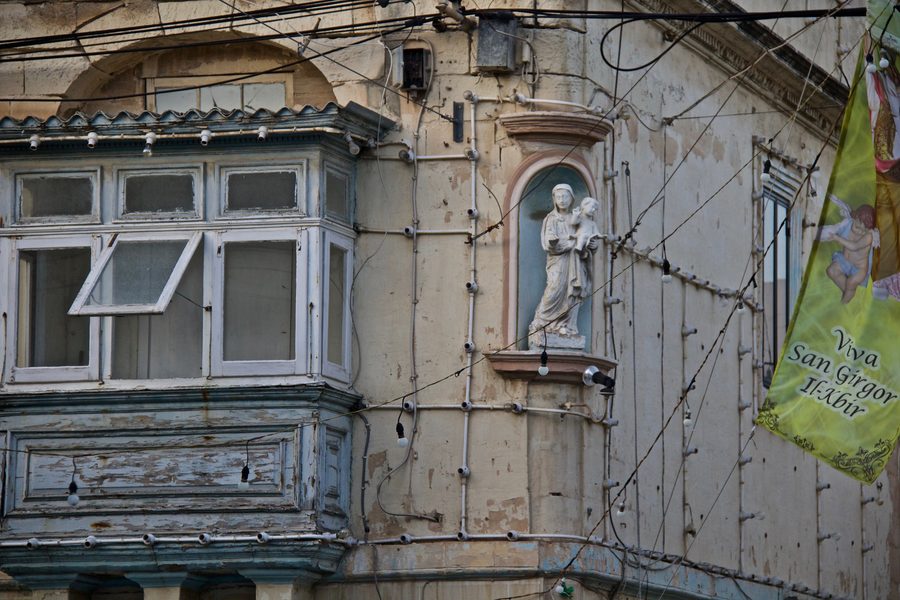 Traditioneller maltesischer Holzbalkon in einer Straße von Sliema
