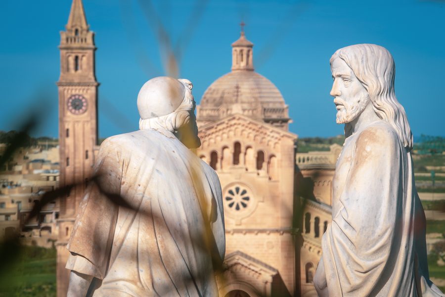 Blick vom Ta’-Ghammar-Hügel auf die Kirche Ta’ Pinu auf Gozo