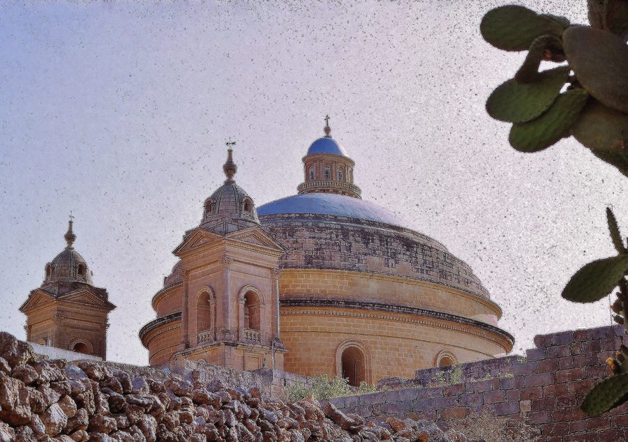 Pfarrkirche Santa Marija Assunta mit großer ovaler Kuppel im ländlichen Mġarr auf Malta