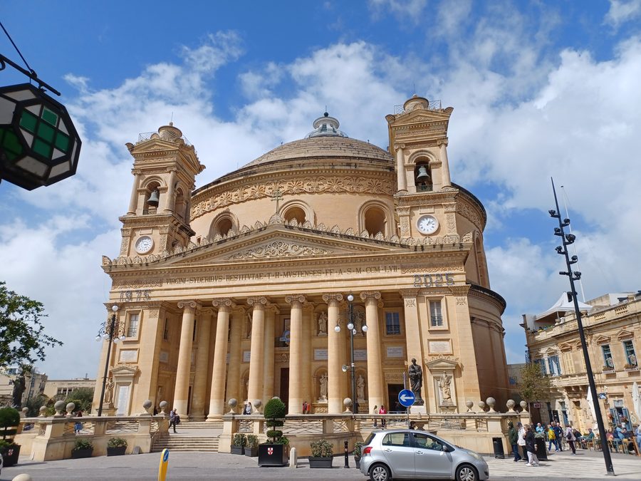 Außenansicht der Rotunda von Mosta auf Malta mit ihrer großen Kuppel