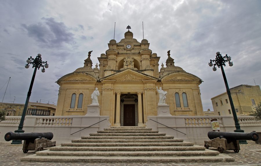 Fassade der Basilica of St Peter & St Paul in Nadur auf Gozo