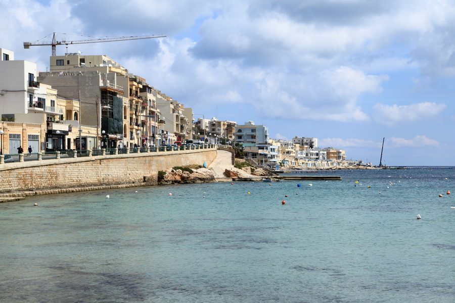 Blick von Xatt il-Pwales auf Telgħet ix-Xemxija und die Bucht von St. Paul's Bay