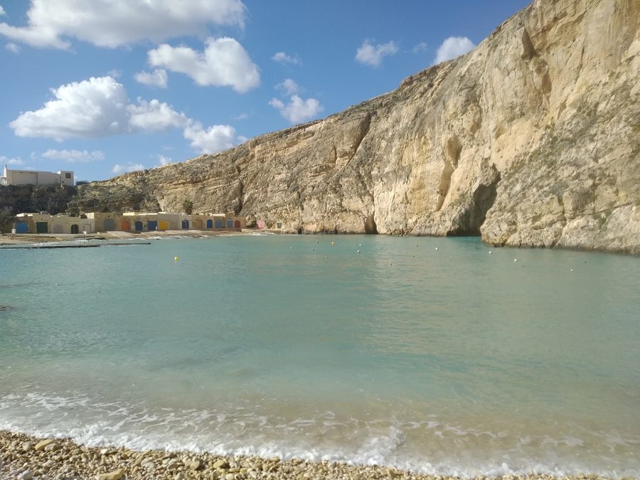 Inland Sea in einer tiefen felsigen Einbuchtung bei Dwejra auf Gozo