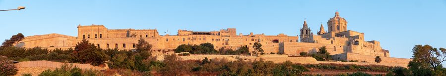 Panoramablick auf die Befestigungen und historische Silhouette von Mdina