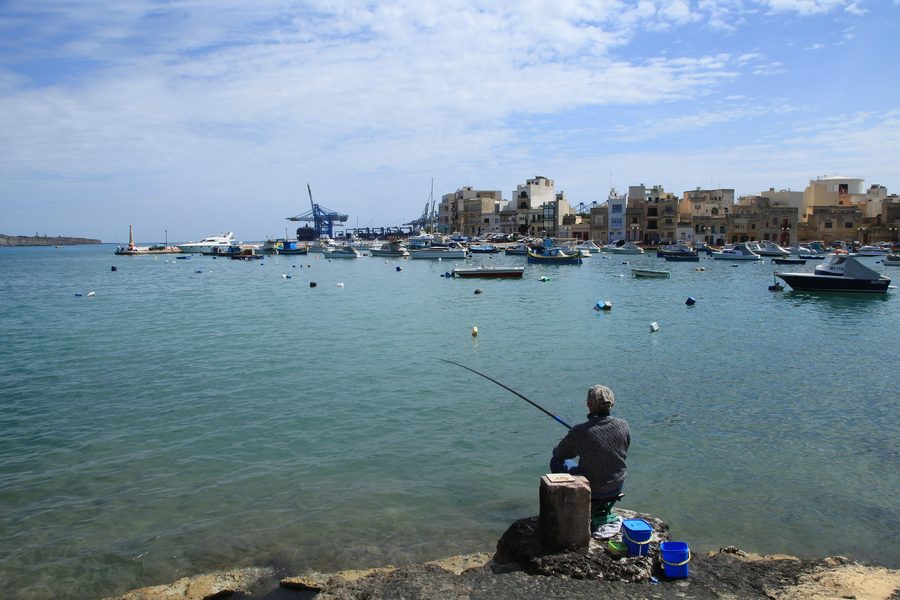 Blick von der Triq Birżebbuġa auf den Hafen von Birżebbuġa