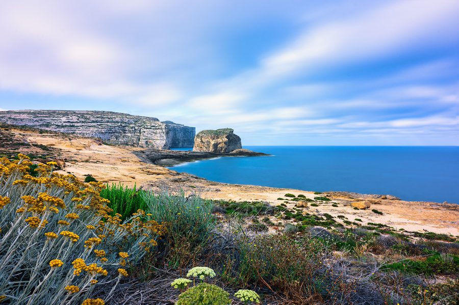 Fungus Rock vor der felsigen Küste von Dwejra auf Gozo