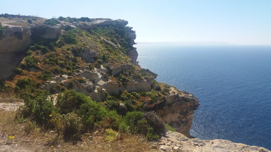 Steile Kalksteinklippen der Sanap Cliffs auf Gozo
