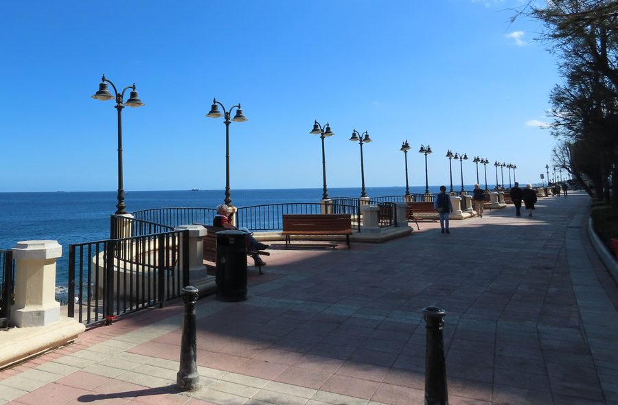 Person auf der Uferpromenade zwischen St. Julian's und Sliema auf Malta