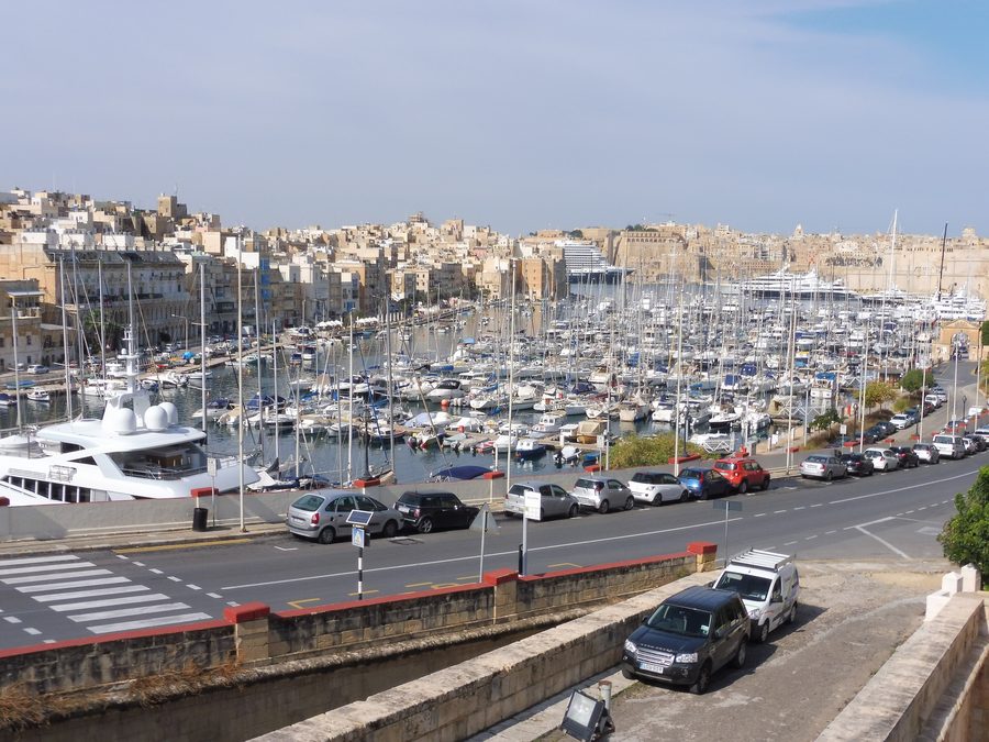 Yachthafen von Birgu (Vittoriosa) auf Malta mit Valletta im Hintergrund
