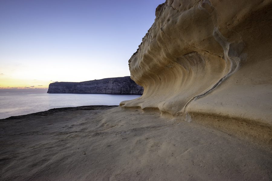 Blick auf die Bucht von Xlendi auf Gozo mit Felsen und Küste