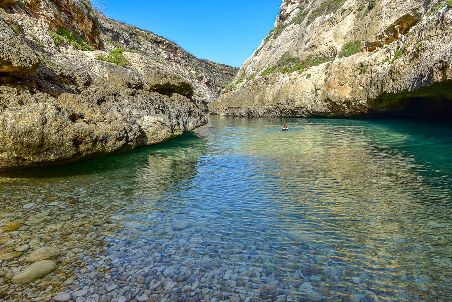 Wied il-Għasri mit steilen Felswänden und kleinem Meeresauslass auf Gozo