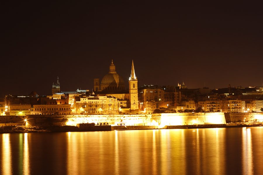 Blick von Sliema über das Wasser auf Valletta