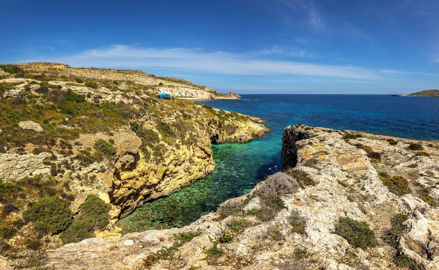 Kleine Bucht vor Ħondoq ir-Rummien mit klarem Wasser