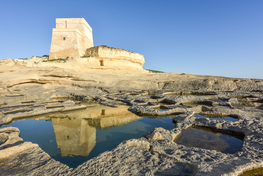 Xlendi Tower, ein historischer Küstenwehrturm nahe der Xlendi Bay auf Gozo