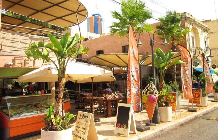 Straßenszene in Paceville auf Malta