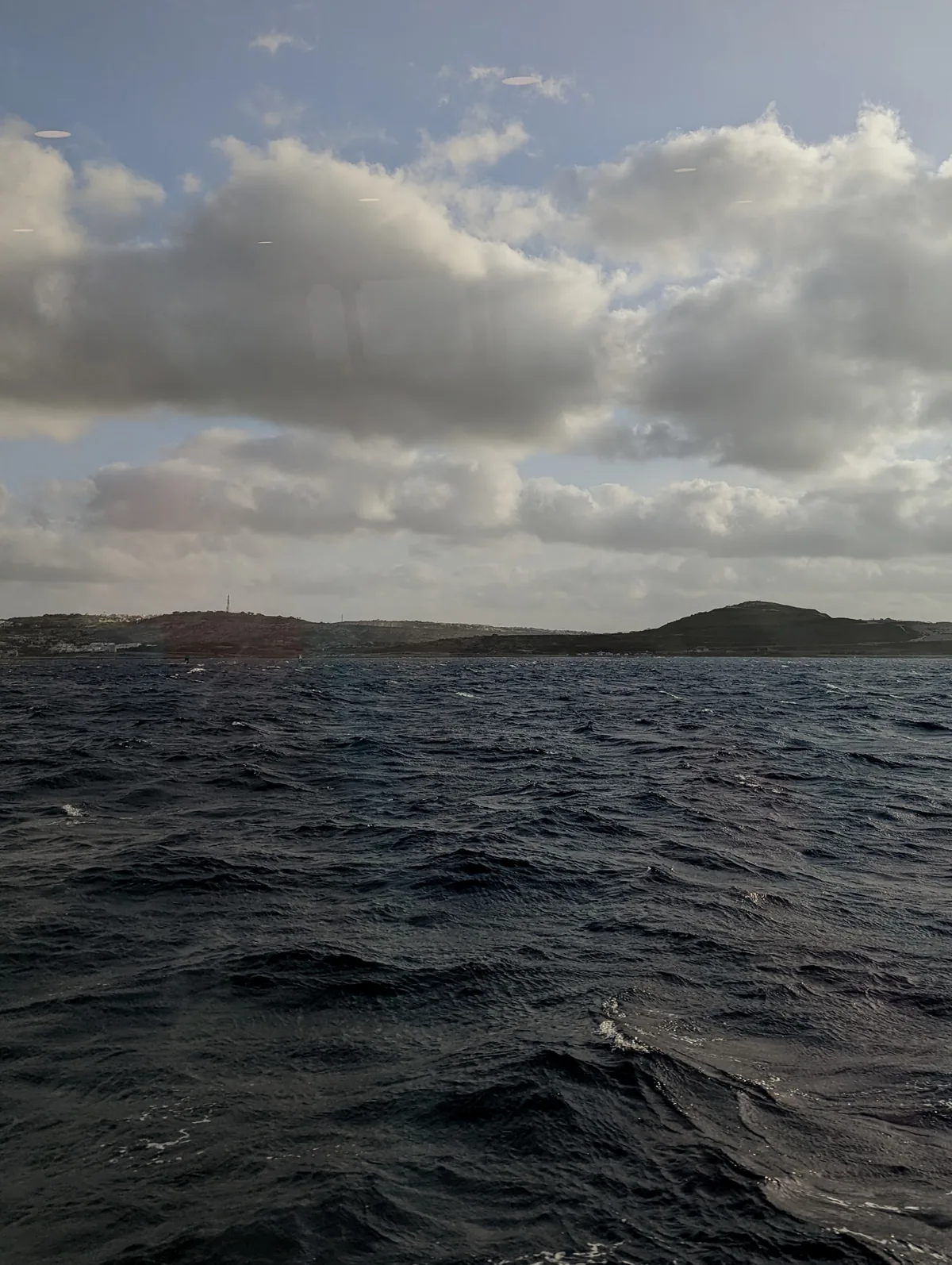 Küste von Gozo vom Fährschiff