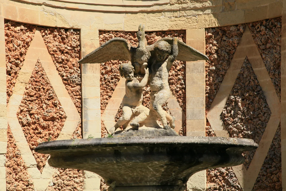 Brunnenfigur in den San Anton Gardens