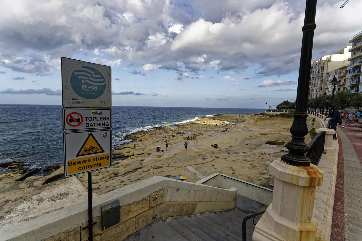 Promenade und Felsküste in Sliema